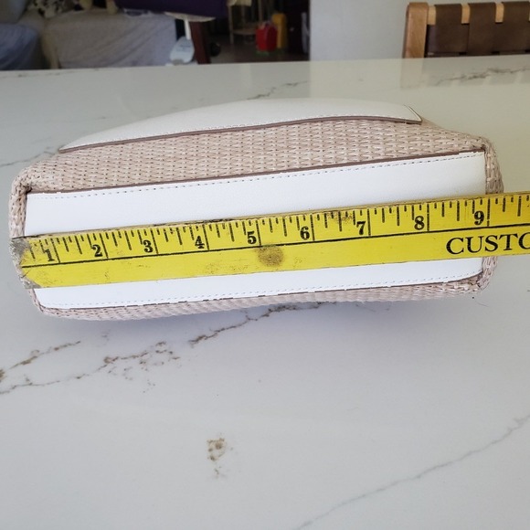 Nanette Lepore Woven Straw Crossbody Bag Gold Chain Strap Beige White Trim - Picture 7 of 8